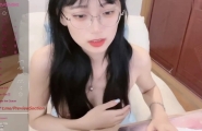 #Stripchat 果然是眼镜娘最风骚！文院学生 #女主播 #Agnes-sss 跳艳舞揉逼自慰舔舌头【自压水印】